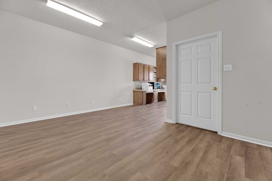 More Photos Of 1522 Sam Houston St, Liberty Office For Sale