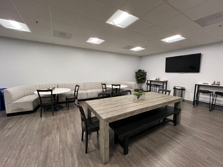 More Photos Of 21123 Nordhoff St, Chatsworth Warehouse For Lease