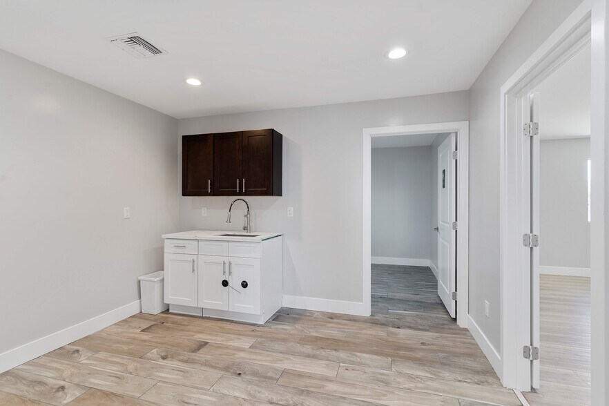 More Photos Of 6470 W Desert Inn Rd, Las Vegas Coworking Space