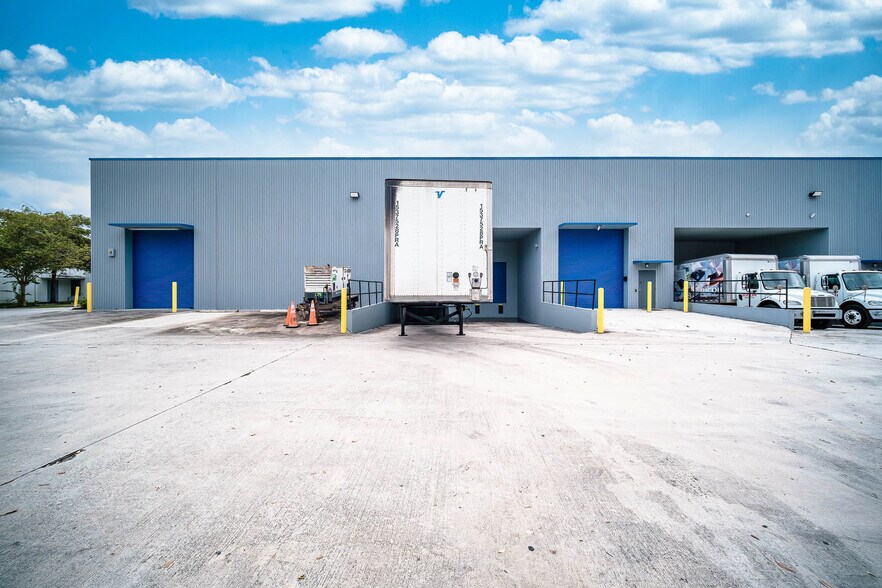 More Photos Of 3559-3575 NW 53rd St, Fort Lauderdale Warehouse For Lease
