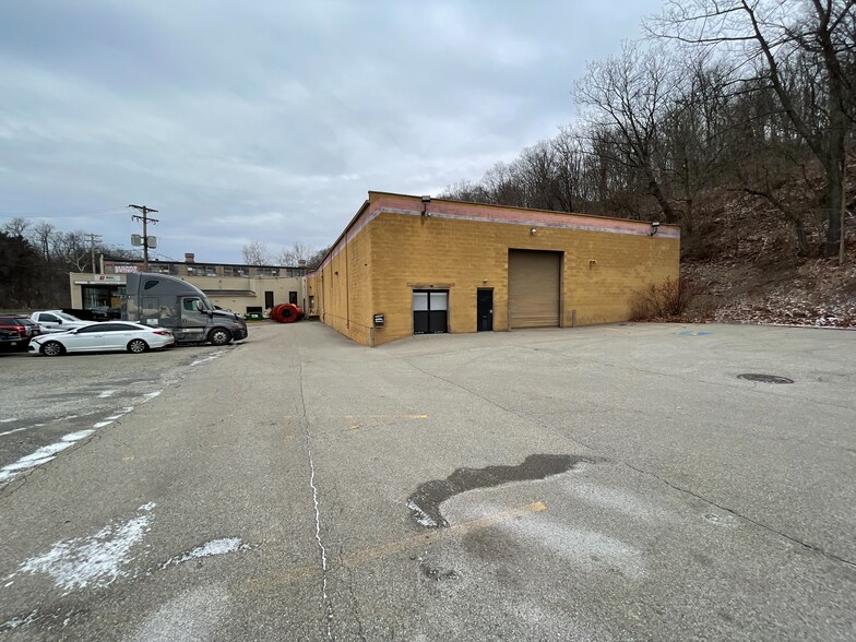 Primary Photo Of 1371 Saw Mill Run Blvd, Pittsburgh Warehouse For Lease