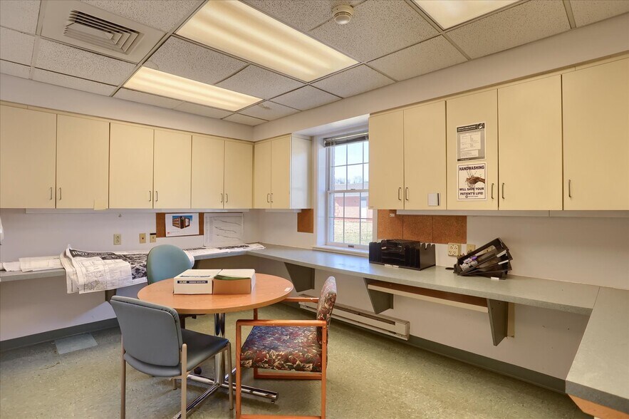 More Photos Of 1784 4th Ave, York Office For Sale