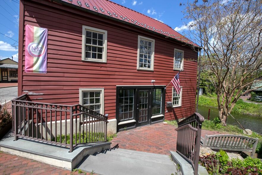 More Photos Of 30 W Bridge St, New Hope Freestanding For Lease