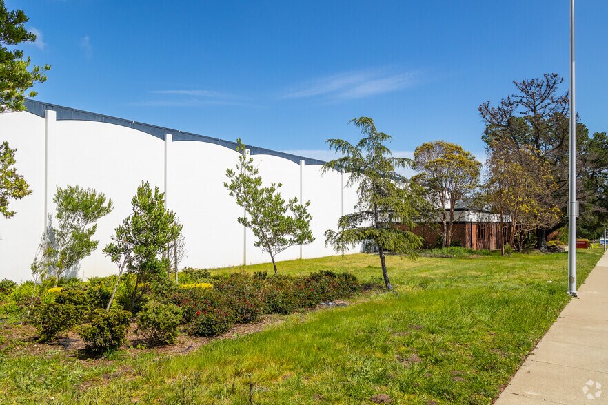 More Photos Of 430 Valley Dr, Brisbane Warehouse For Lease