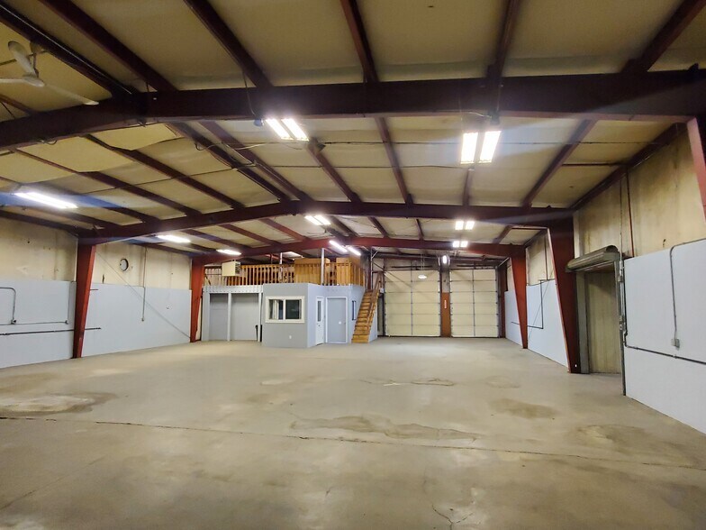 More Photos Of 1390 Commercial Way, Clarkston Manufacturing For Sale