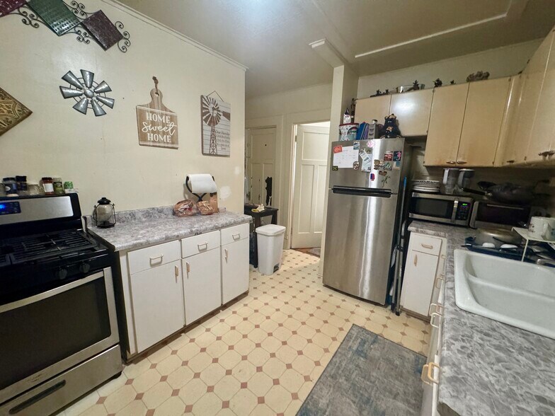 More Photos Of 3213 Washington Ave, Racine Storefront Retail Residential For Sale