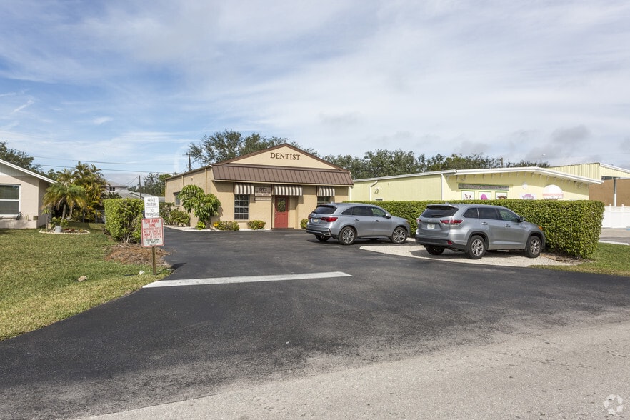 More Photos Of 871 106th Ave N, Naples Medical For Sale
