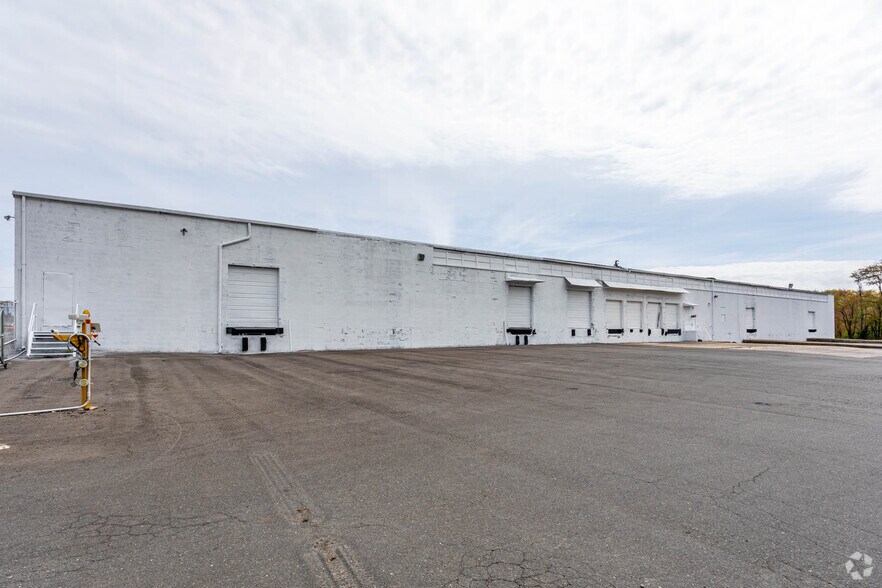 More Photos Of 126-130 Ford Ave, Milltown Industrial For Lease
