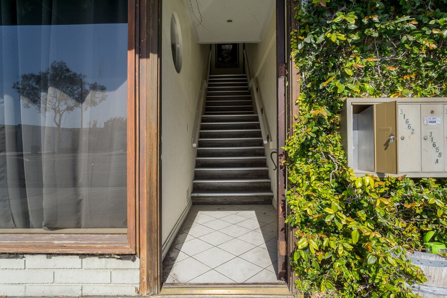 More Photos Of 31656-31662 S Coast Hwy, Laguna Beach Storefront Retail Office For Sale