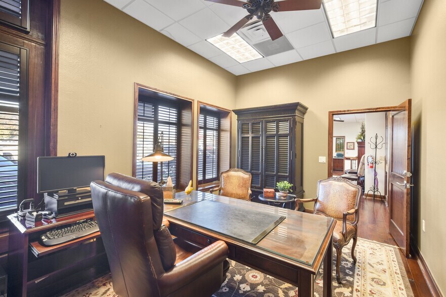 More Photos Of 101 Simonton St, Conroe Loft Creative Space For Lease