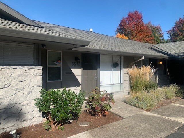 More Photos Of 6511-6549 SE King Rd, Milwaukie Office For Sale
