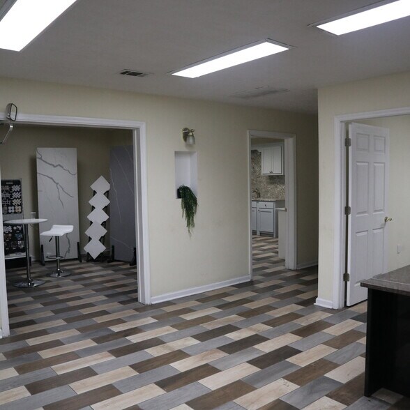 More Photos Of 553 Capital Cir SW, Tallahassee Warehouse For Lease