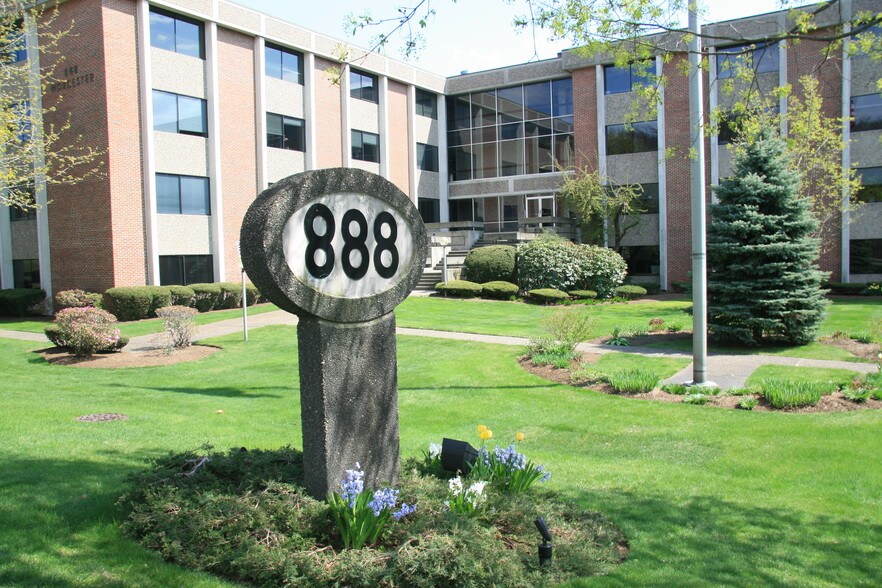 More Photos Of 888 Worcester St, Wellesley Office For Lease