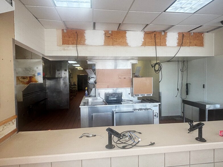 More Photos Of 812 E D St, Hillsboro Fast Food For Sale