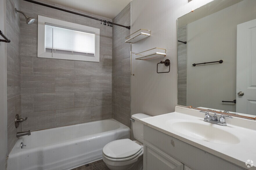 More Photos Of 321 N Butler Blvd, Lansing Apartments For Sale