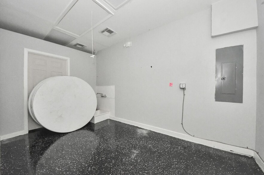 More Photos Of 8346 Howard Dr, Houston Office For Sale