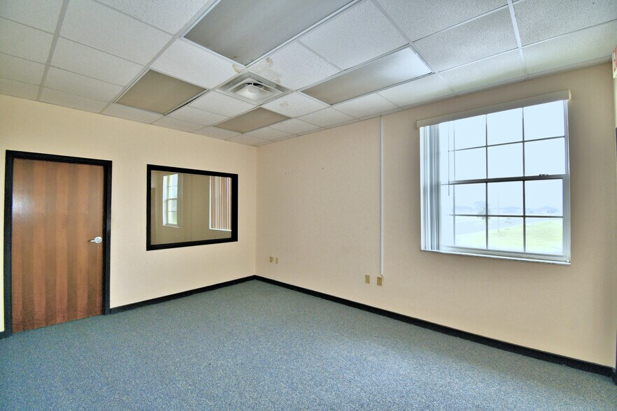More Photos Of 43344 Highway 27, Davenport Coworking Space