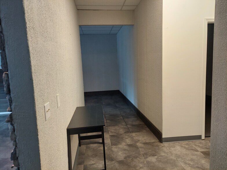 More Photos Of 207 N Brewer St, Paris Storefront Retail Office For Lease