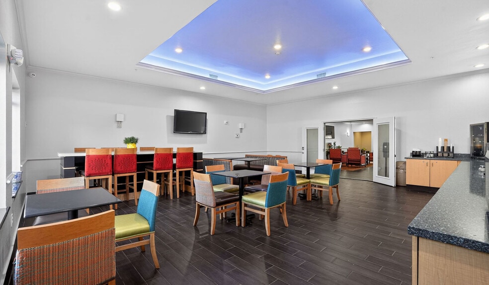More Photos Of 415 Fm 1960 Rd E, Houston Hotel For Sale