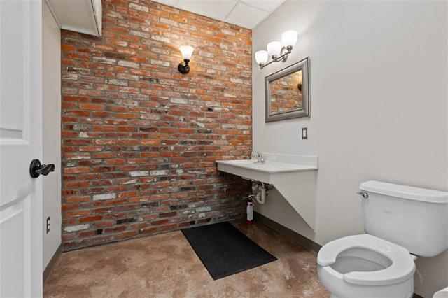 More Photos Of 217 8th Ave, Wellman Medical For Sale