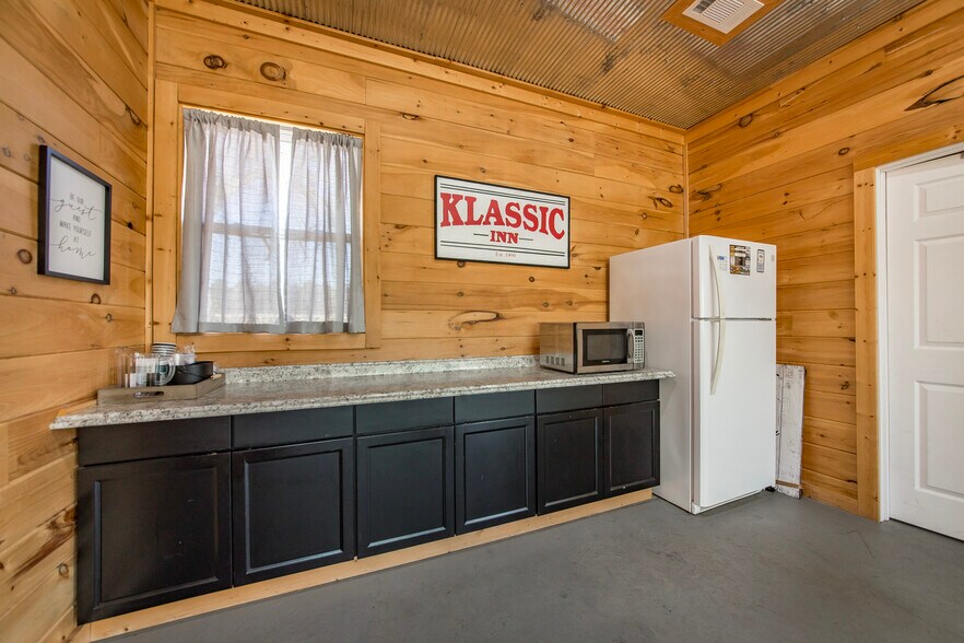 More Photos Of 8546 Edgemont Rd, Greers Ferry Hotel For Sale