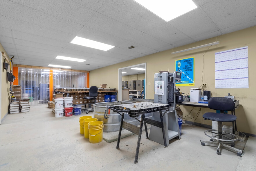 More Photos Of 351 Transfer Dr, Indianapolis Research And Development For Sale