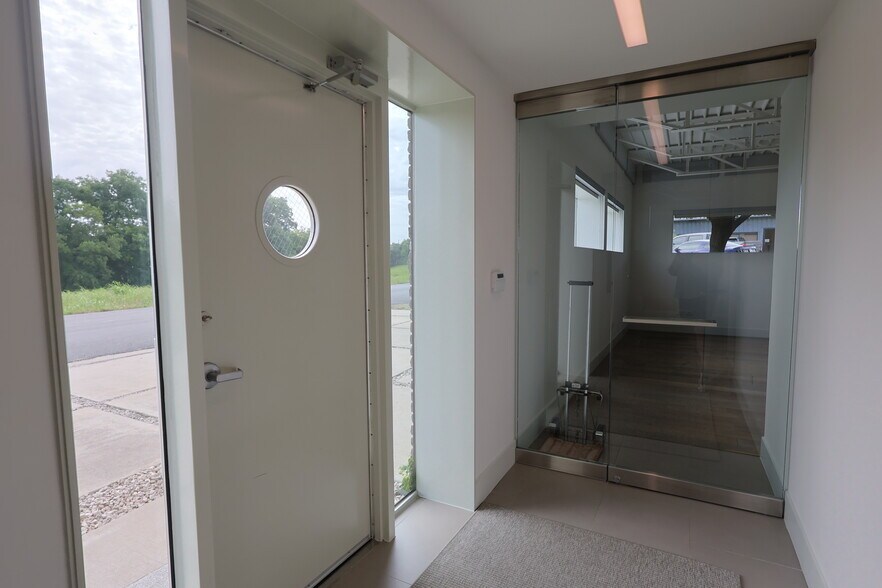 More Photos Of 1111 Lagoon Dr, Dallas Office For Sale