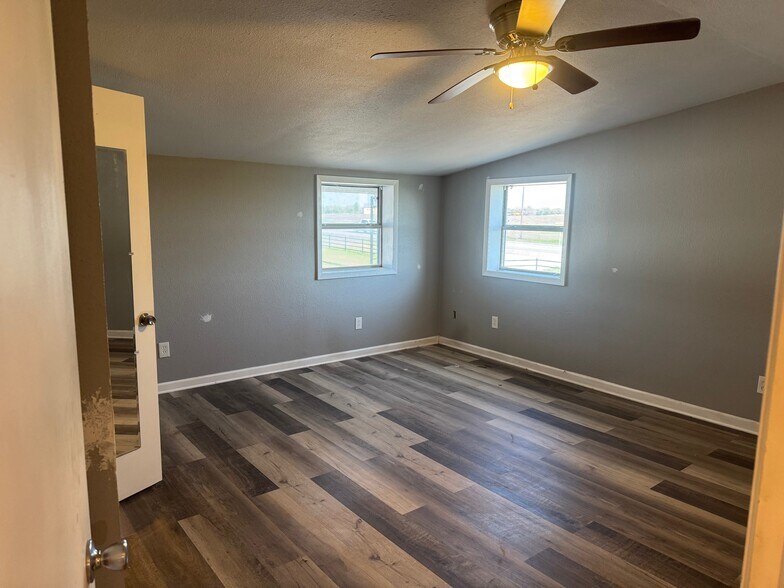 More Photos Of 6444 E Lone Oak Rd, Valley View Storefront Retail Office For Sale