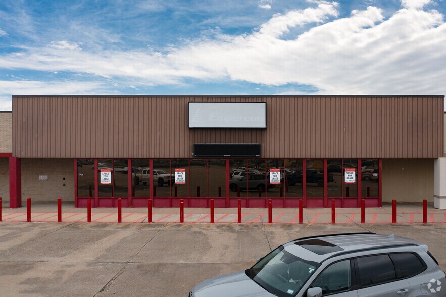 More Photos Of 1701 Fairway Dr, Alvin Unknown For Lease