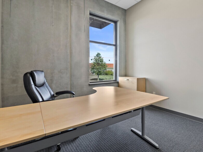 More Photos Of 1071 Uniek Dr, Waunakee Flex For Sale