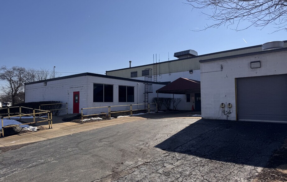 More Photos Of 250 S Hicks Rd, Palatine Manufacturing For Sale