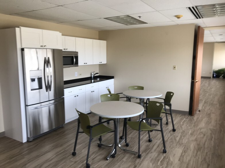 More Photos Of 1300 Greenbrook Blvd, Hanover Park Office For Lease