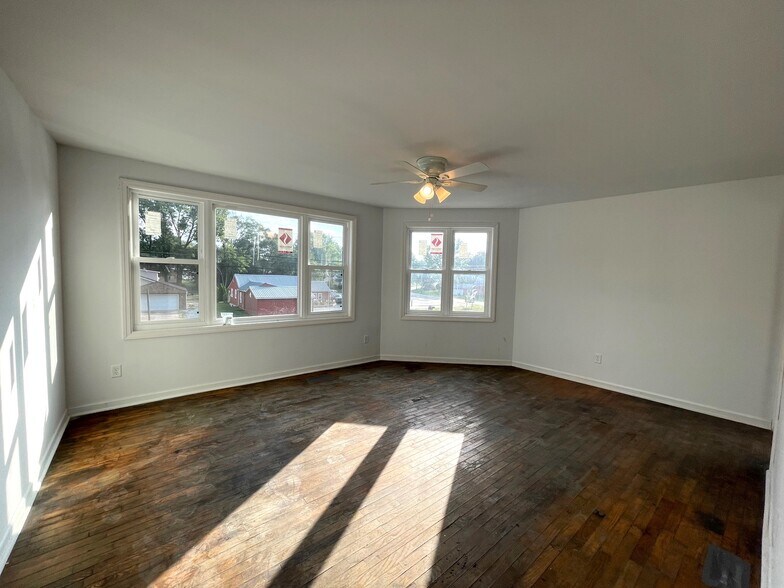 More Photos Of 2627 Waynesburg Dr SE, Canton Storefront Retail Residential For Sale