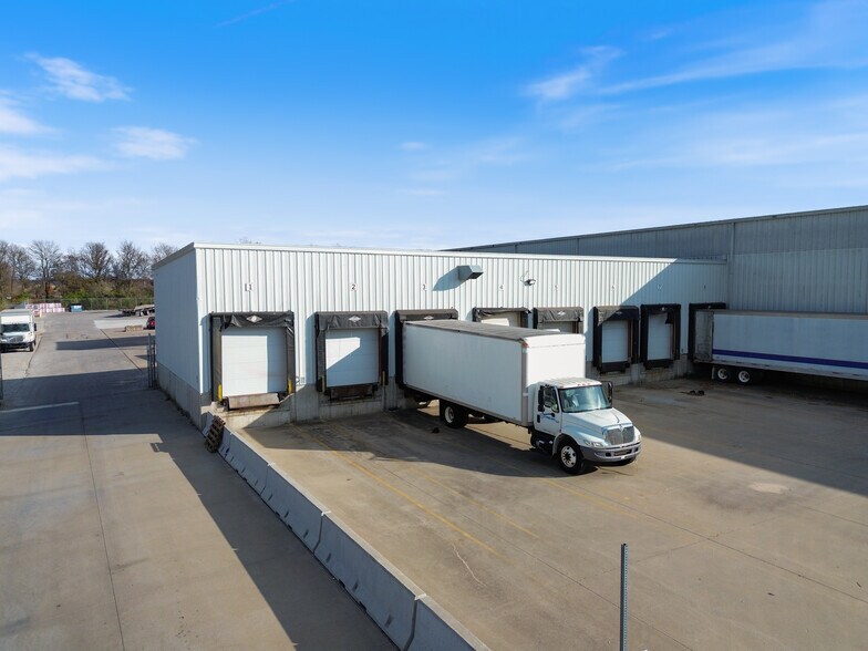 More Photos Of 419 S Lincoln St, Lowell Showroom For Lease