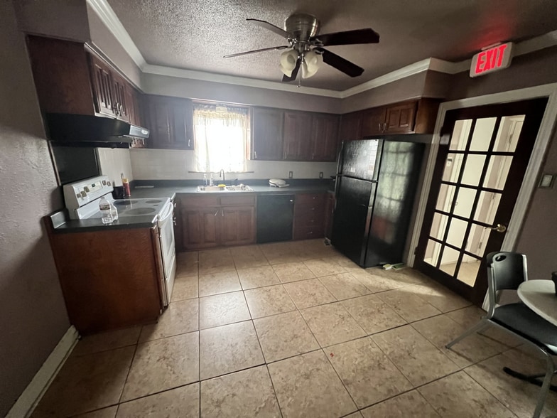 More Photos Of 117 E Park Row Dr, Arlington Office For Sale