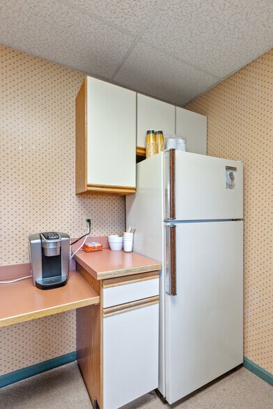 More Photos Of 214 Lake St, Bristol Office For Sale