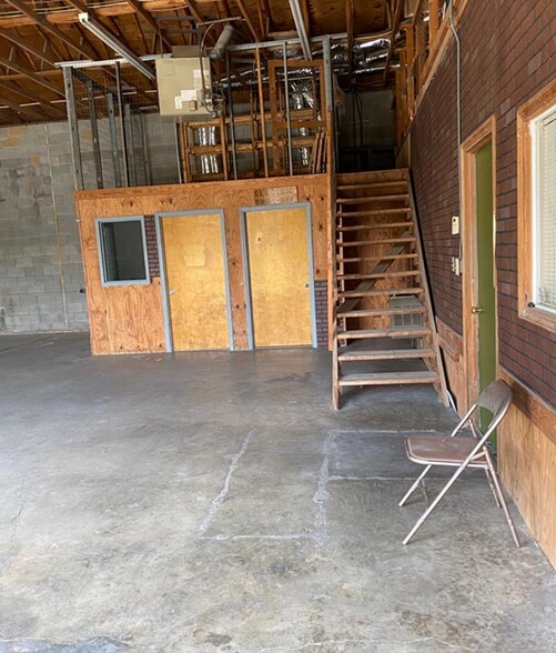 More Photos Of 1507 E Sugar Creek Rd, Charlotte Warehouse For Lease