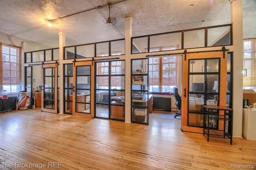 More Photos Of 142 W 2nd St, Flint Office For Sale