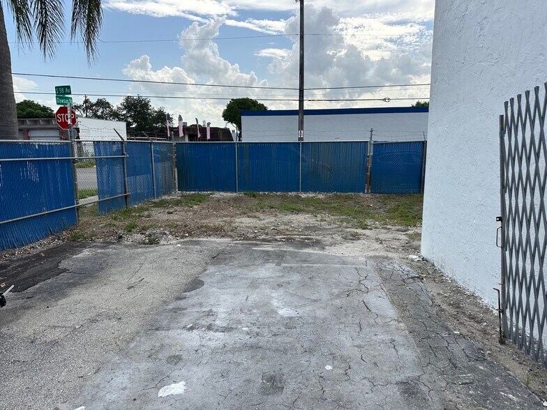 More Photos Of 5751 Dawson St, Hollywood Warehouse For Lease