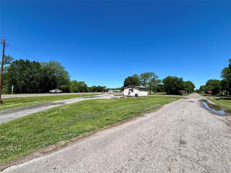 More Photos Of 1401 S McQuarrie Ave, Wagoner Storefront Retail Office For Sale