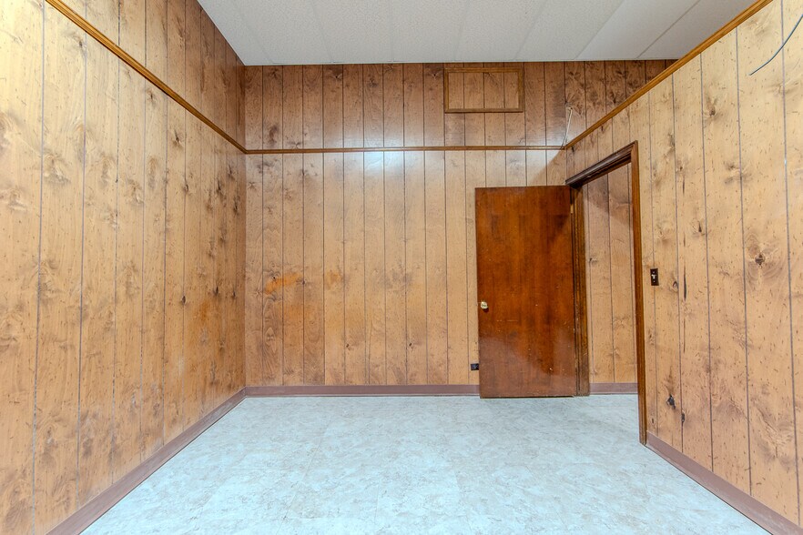 More Photos Of 126 E Main St, Adamsville Storefront For Sale