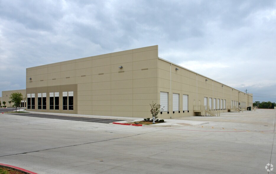 More Photos Of 1340 Airport Commerce Dr, Austin Flex For Lease