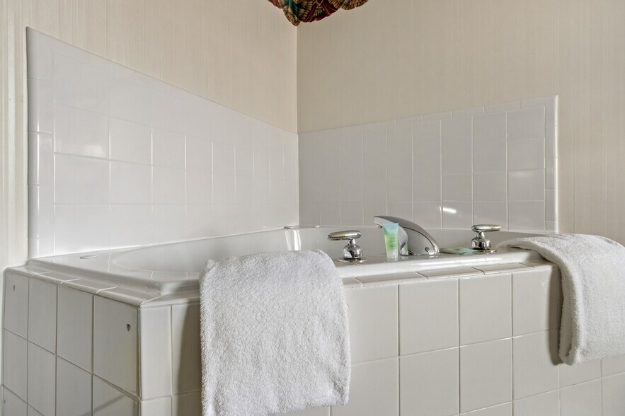 More Photos Of 110 Huntsville Rd, Eureka Springs Hotel For Sale