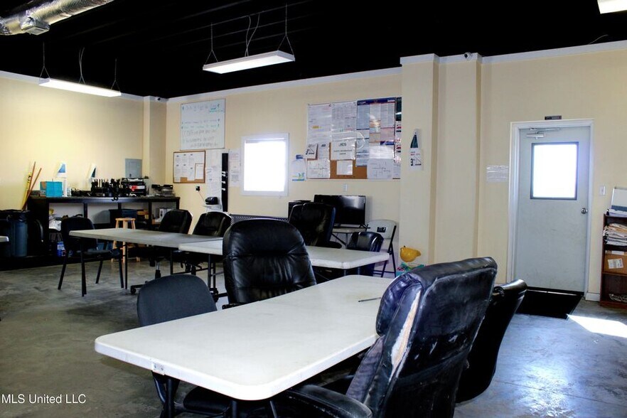 More Photos Of 2205 Petit Bois St, Pascagoula Warehouse For Sale