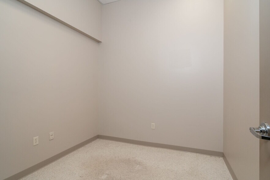 More Photos Of 16 Gosnell, Staunton Medical For Sale