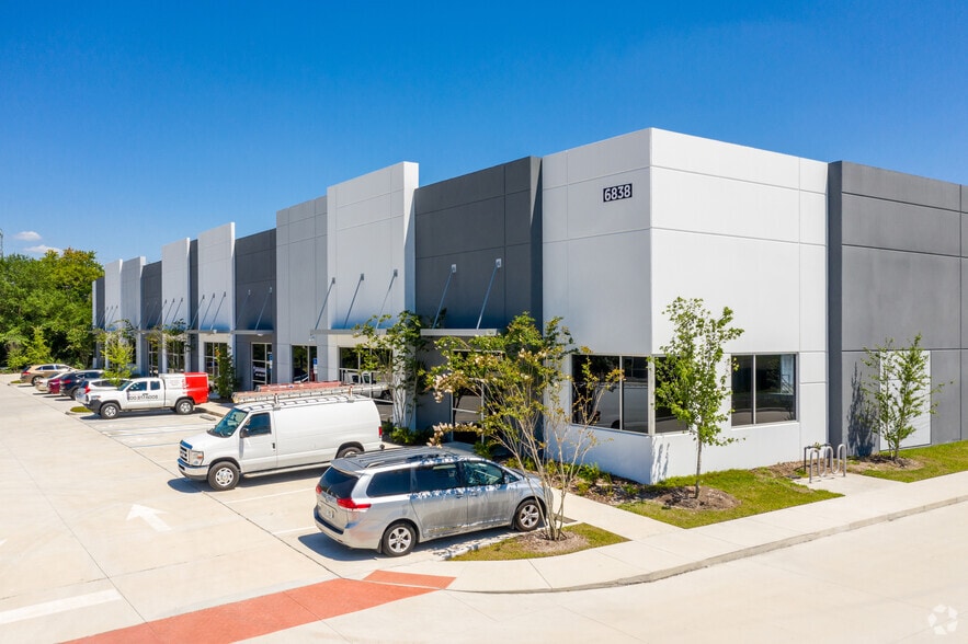 Primary Photo Of 6838 Hoffner Ave, Orlando Warehouse For Sale