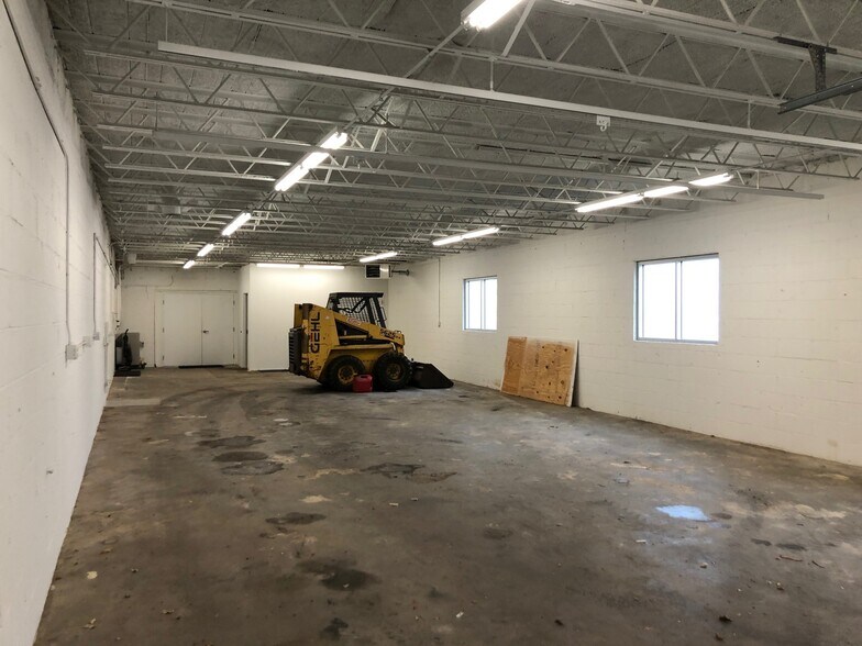 More Photos Of 5213 W Broadway Ave, Minneapolis Auto Dealership For Lease