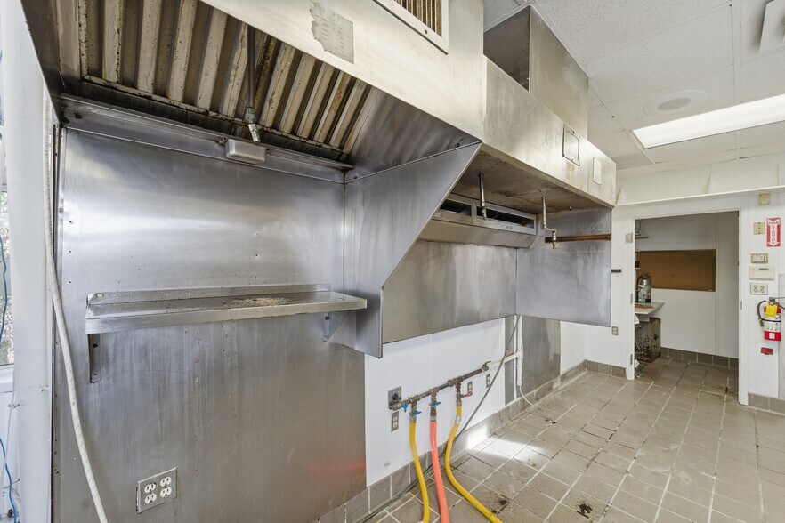 More Photos Of 5079 James Madison Pky, King George Fast Food For Sale