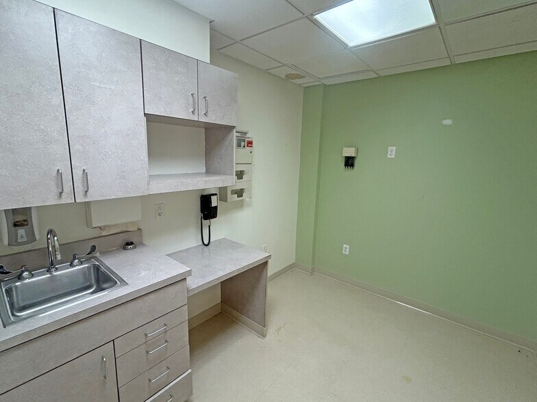 More Photos Of 21 Whitehall Rd, Rochester Hospital For Lease