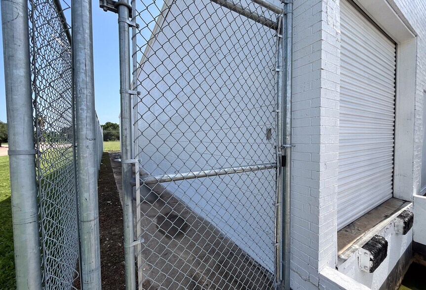 More Photos Of 16210 Clay Rd, Houston Auto Repair For Lease